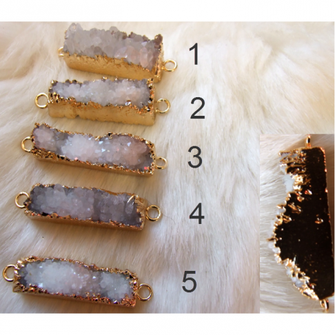 AUK-IN3104 Nat., kristalo intarpas, su 2 kilputėm,  BALTAI PILKAS, apie 42x10mm, NR 4