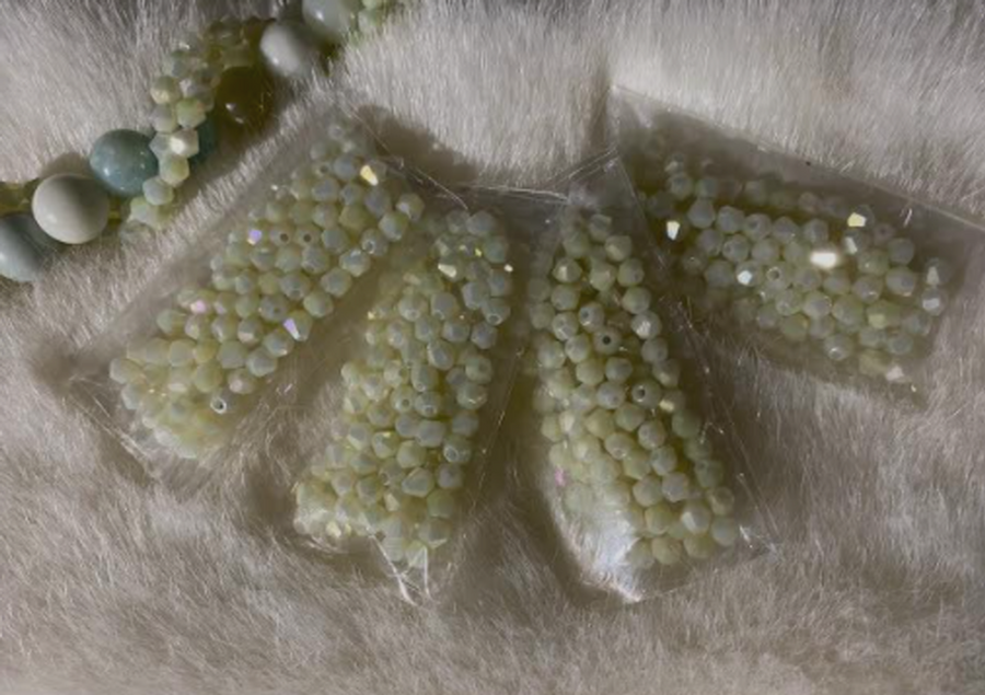 KR-KA200  kristalo karoliukai, 4mm, apie 100, šviesiai MELSVAI- ŽALSVI