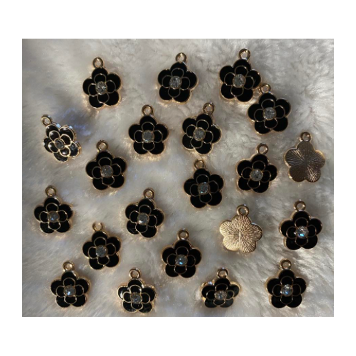 AUK-EM7530  Pakabukas , emaliuotas, "Gėlytė", juodos sp., 14x16mm, 1vnt.