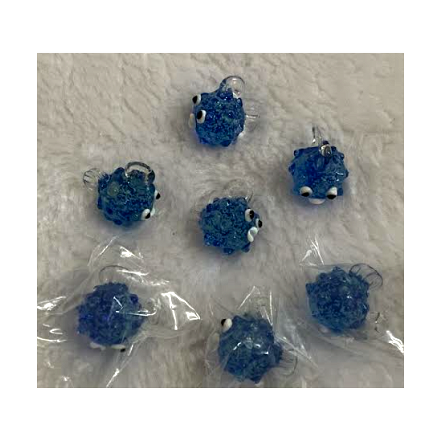 LAMPW-04 Lampwork pakabukas Žuvytė, tamsoje ima švytėti, 21x21mm, melsva
