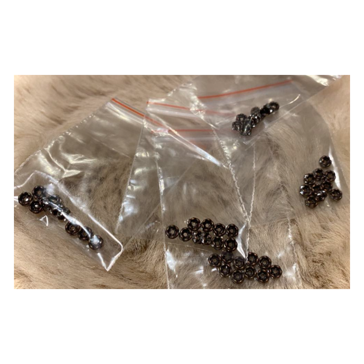 VAR-9910  Intarpai su kristalo akutėm, 4mm, už 10 vnt., send., vario sp.