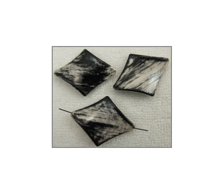 AKR-KR308 Akrilinis karoliukas rombas, juodai baltas 38x30x3mm
