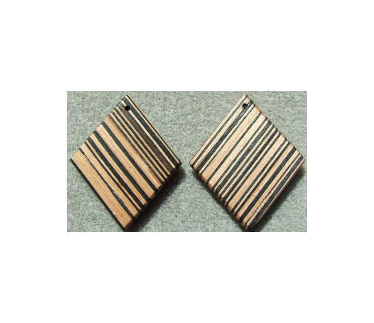 MED-PAK1006 Medinis pakabukas 44x52x4mm, dryžuotas