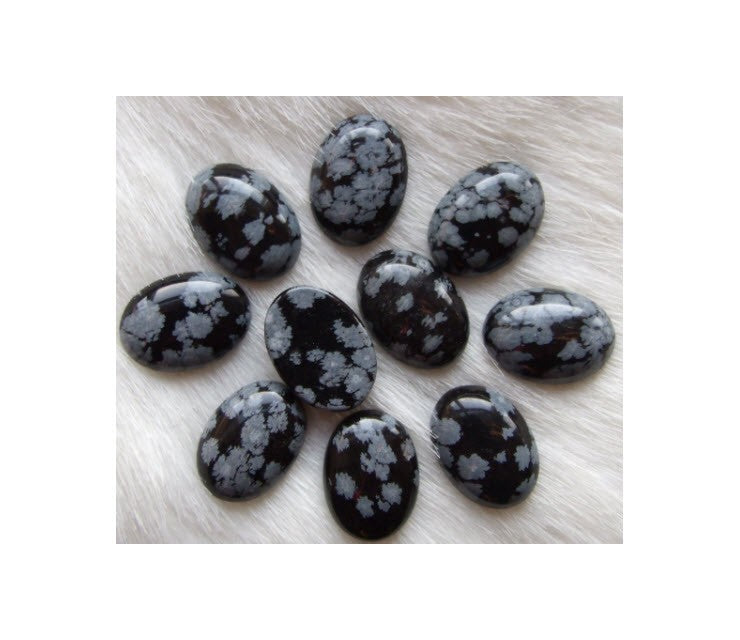 KAB-135 Snieginio obsidiano kabošonas, 18x13mm