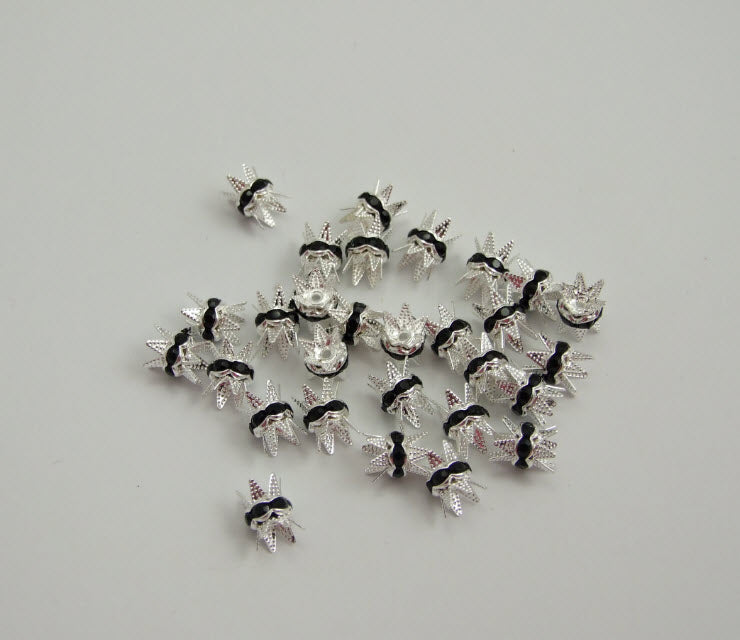 KK-01104  Kepurėlė su kristalais, sidabruota 8x7mm. juodos sp. akutėm