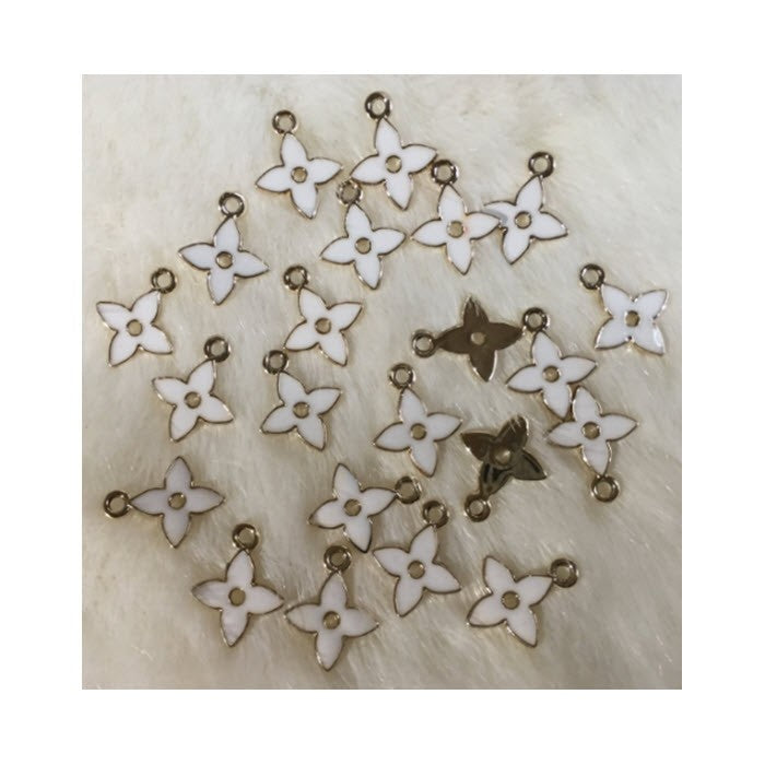 AUK-EM331  Emaliuotas pakabukas, 19x15mm,  " KETURLAPĖ GĖLĖ"