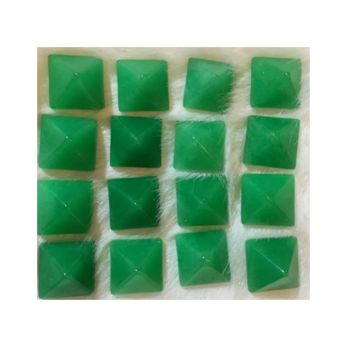 KAB-NT4481  Kabošonas žadeito, "Piramidė", 14x14x8mm, ŽALIAS